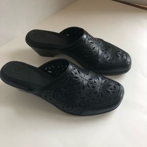 Women’s Nurture size 8.5 clogs black